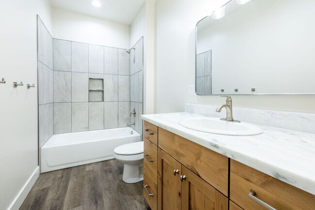 Building Photo - HOLY MOLY CHECK OUT THIS BEAUTIFUL 3 BED 2...