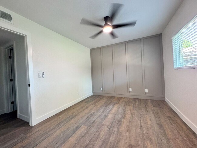 Building Photo - 520 N Stapley Dr