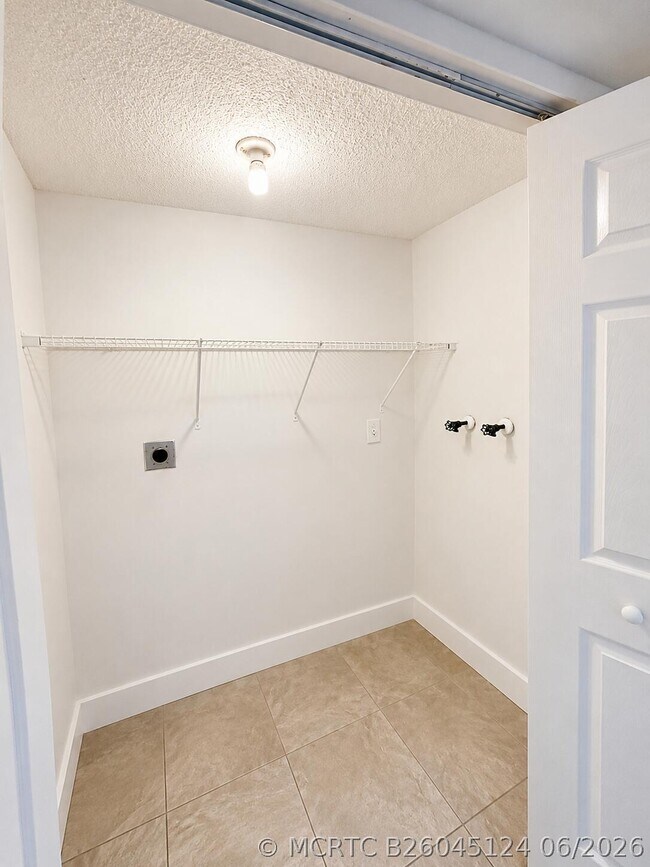 Building Photo - 5728-5728 Blueberry Ct