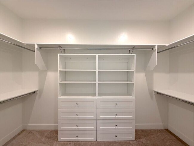 Building Photo - Desert Color Condo 3 bd, 2.5 bt, Extra Large 2 Car Garage Home