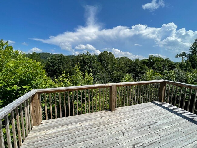 Building Photo - 4 bed / 2.5 bath 2-story with great views available 7/10!