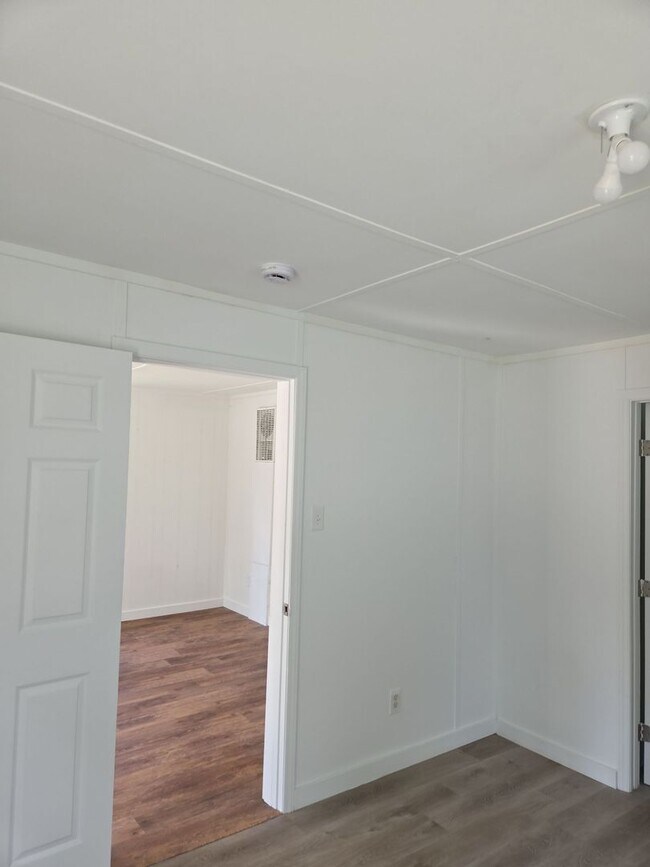 Building Photo - 204 Thomas Ln