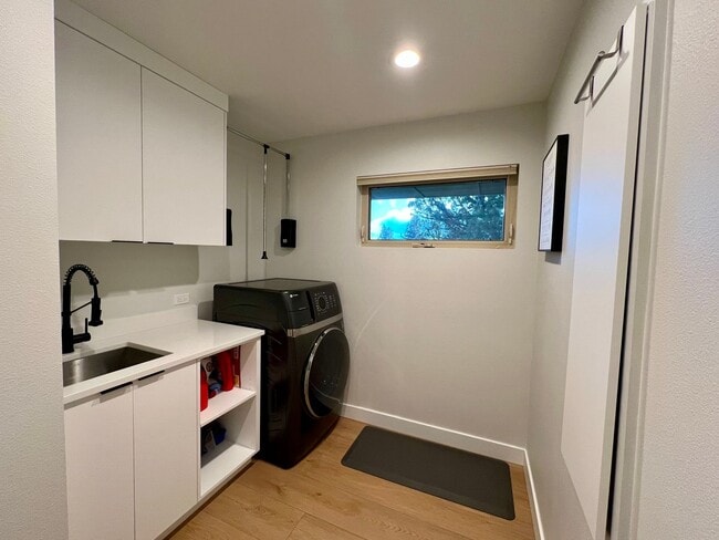 Building Photo - A Rare Offering in Bend’s Most Desirable A...