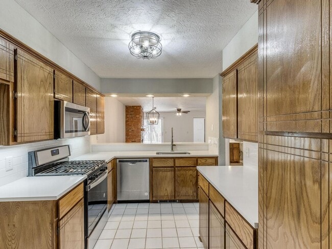 Building Photo - Beautiful 3bed/2bath Townhome Available in...