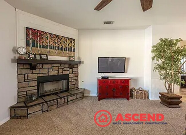 Building Photo - Stunning Home Near Frontier Highschool!