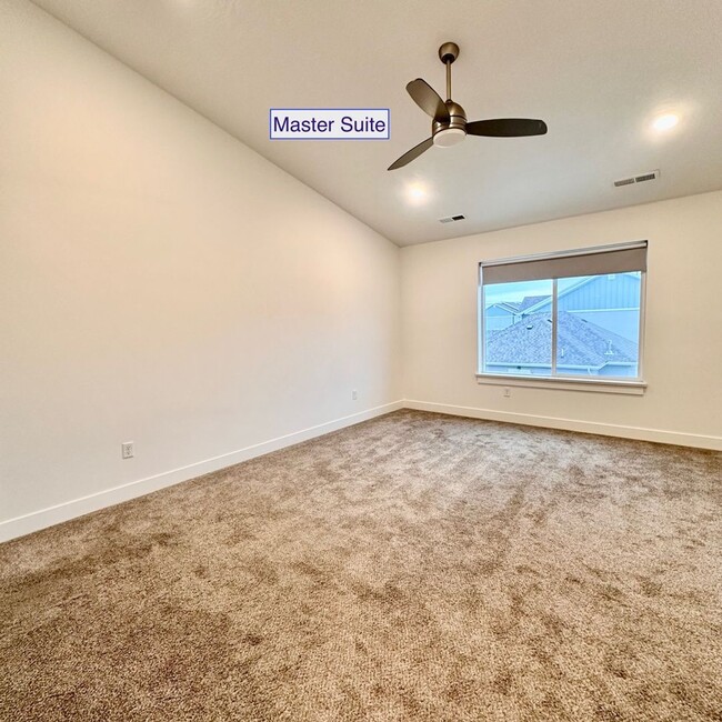 Building Photo - Beautiful townhome walking distance to eve...