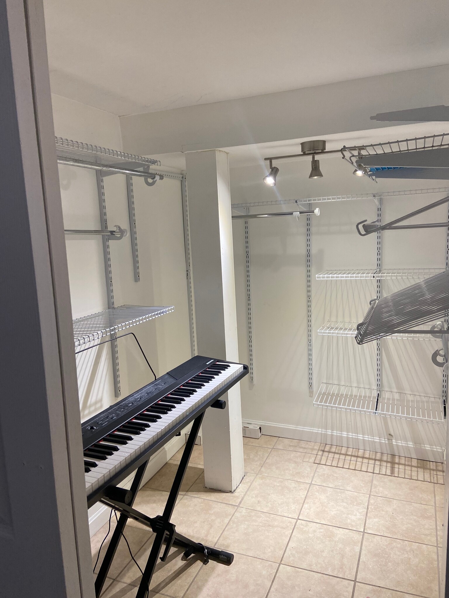 Building Photo - 256 Aqueduct Rd