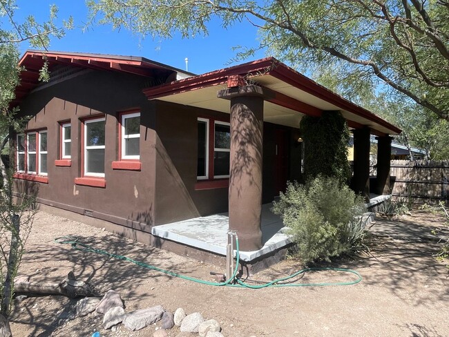 Building Photo - Charming House Near University of Arizona!