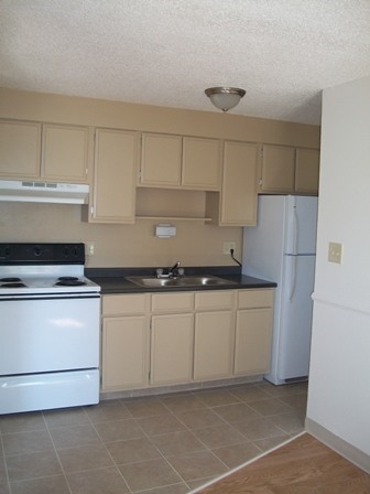 Kitchen - Candlewood Apartments