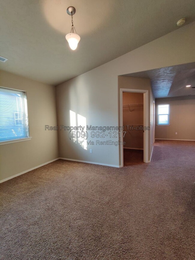 Building Photo - 2667 Torrey Pines Way
