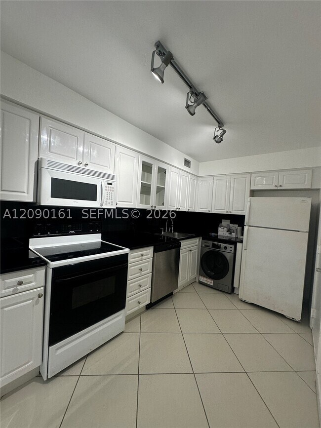 Building Photo - 6770 Indian Creek Dr