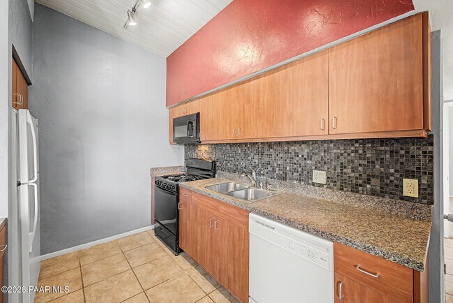 Building Photo - 2525 N Alvernon Way