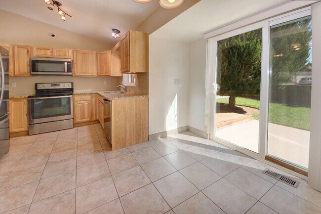 Building Photo - Charming Colorado Springs Rental in Top Ra...