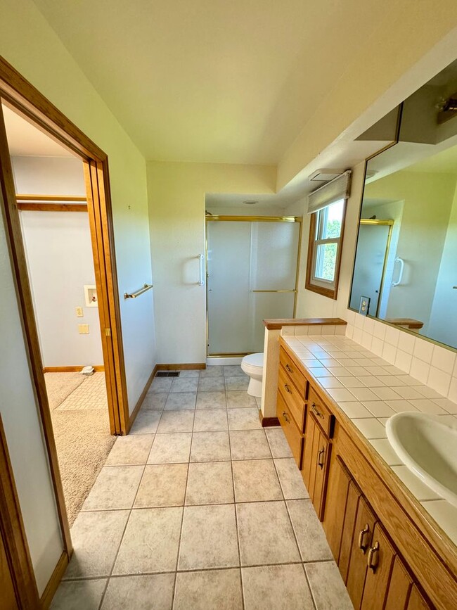 Building Photo - Well Maintained 3 bedroom end unit Townhom...