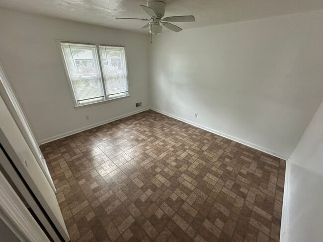 Building Photo - 3 Bed/ 1.5 Bath