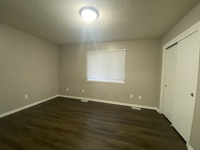 Building Photo - 1549 Pleasant View Dr