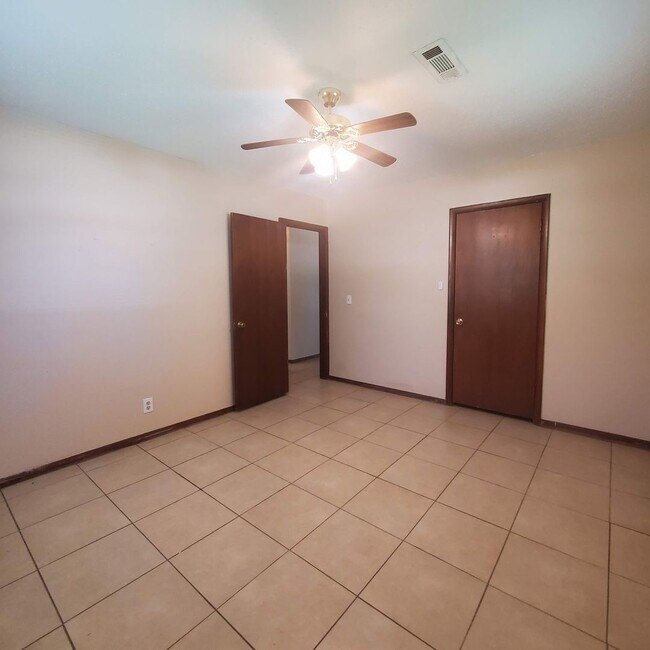 Building Photo - 2429 N Market Ave