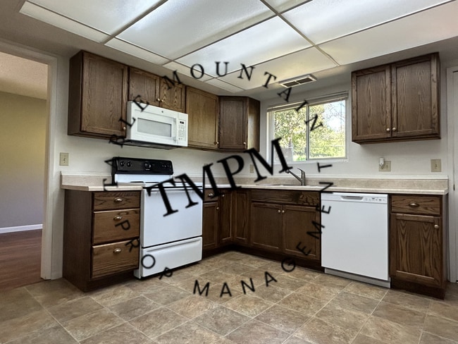 Building Photo - 37 Linda Dr