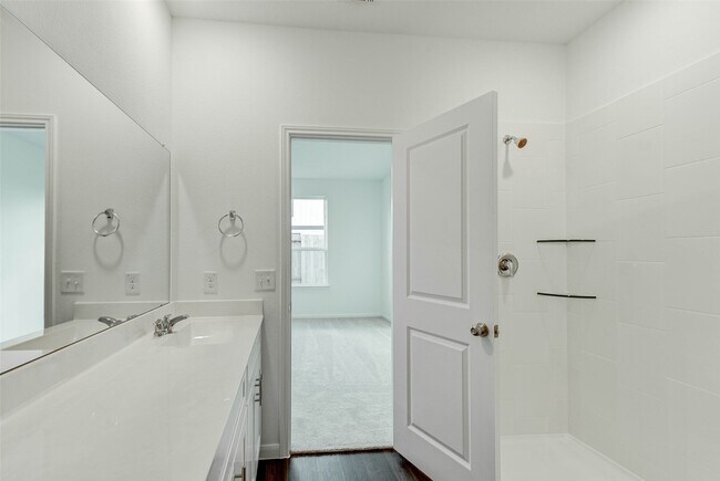 Building Photo - 25821 Hedgerow Dr