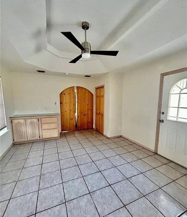 Building Photo - 610 Lake View Dr