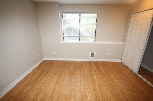 Building Photo - Price 4-Plex - Bothell