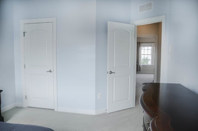 Building Photo - Villages at Urbana Luxury Townhouse For Lease