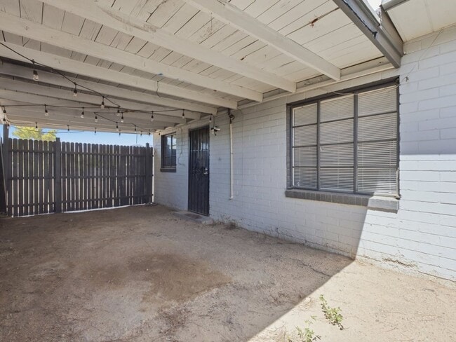 Building Photo - 2 Bed 1 Bath with covered parking!
