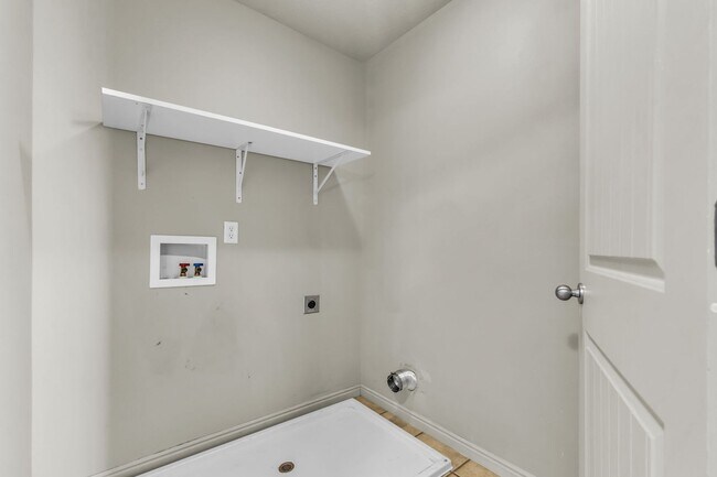 Building Photo - Spacious 4-Bedroom Home Near Hill Air Force Base