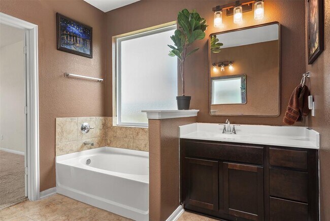 Building Photo - 2701 Bayrose Dr