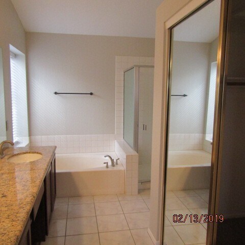 Building Photo - Gorgeous home with upgrades and move in ready