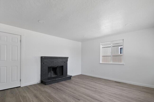 Building Photo - Completely Remodeled 3 Bedroom/1 Bathroom ...