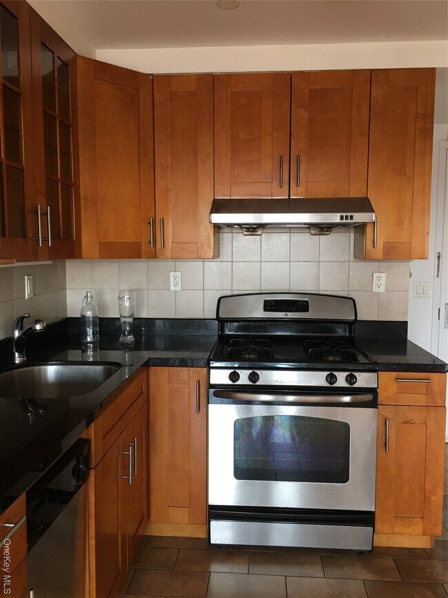 Building Photo - 93-05 37th Ave