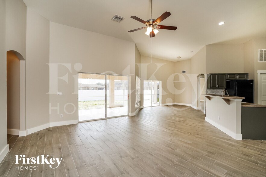 Building Photo - 2117 NE 23rd Ave