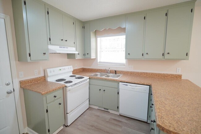 Building Photo - 1545 Pine View Dr