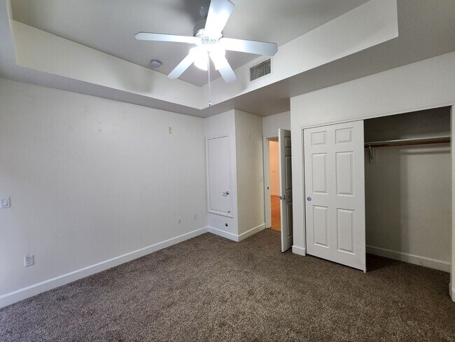 Building Photo - Luxury Mid-rise Condo unit  located on the...