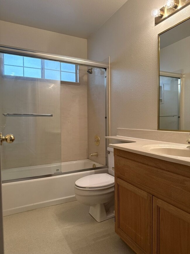 Building Photo - Adorbs 3/2 available NOW!!!