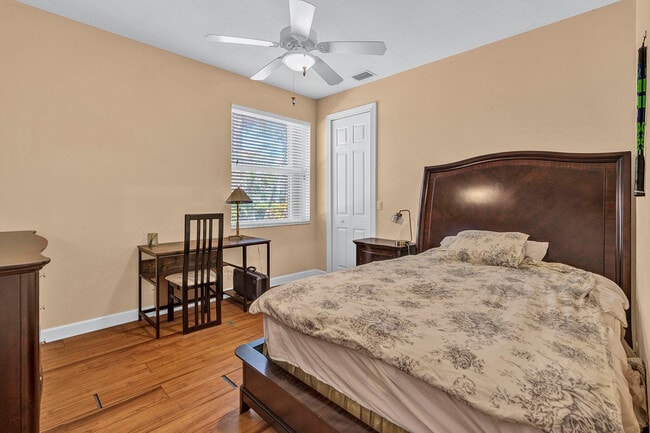 Building Photo - 9737 Parkview Ave