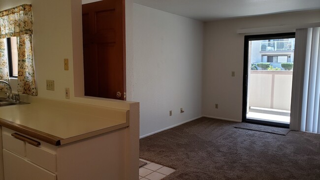 Building Photo - Quail Meadows Downstairs Condo
