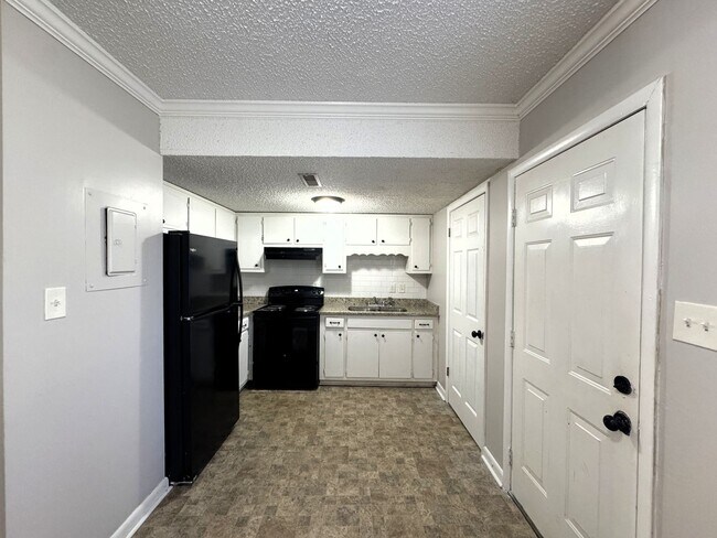 Building Photo - Move-In Special!! 1/2 Off First Month's Re...