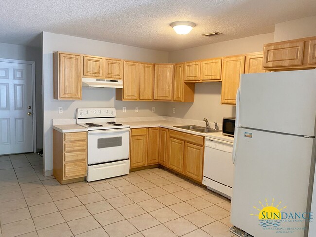 Building Photo - Nice 2 Bedroom Duplex in Navarre!