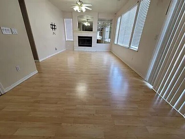 Building Photo - Spacious 4 Bed 3 Bath Home with a Pool!