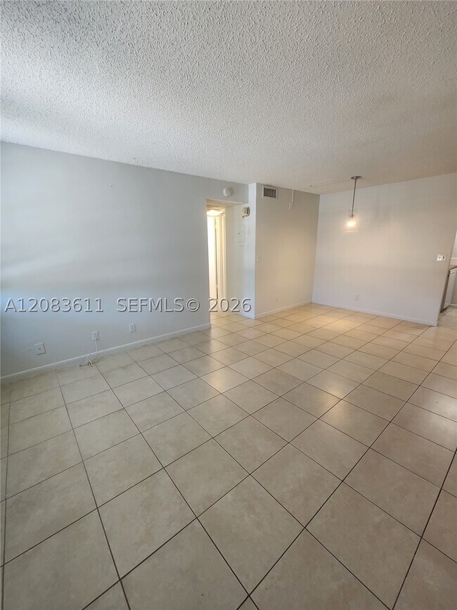 Building Photo - 10004 Twin Lakes Dr