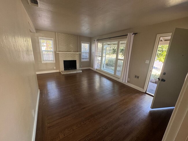 Building Photo - 2 bedroom | 1 bathroom | Tahoe Park single...