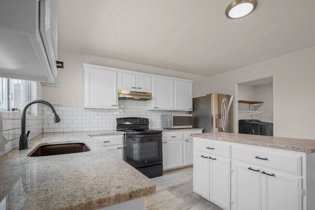Building Photo - Spacious 4-bedroom, 2.5-bath home with 2,3...