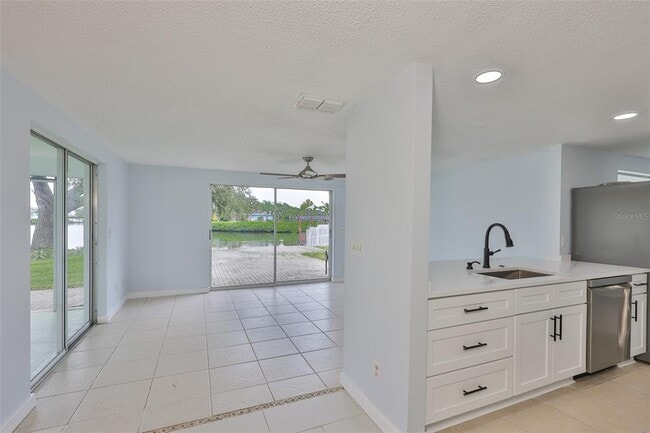 Building Photo - 423 Flamingo Dr