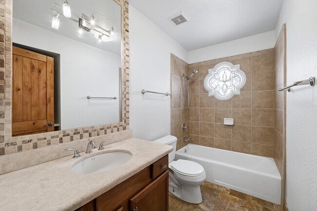 Building Photo - SPARKLING PRIVATE POOL, BEAUTIFUL HOME, UNBEATABLE LOCATION!