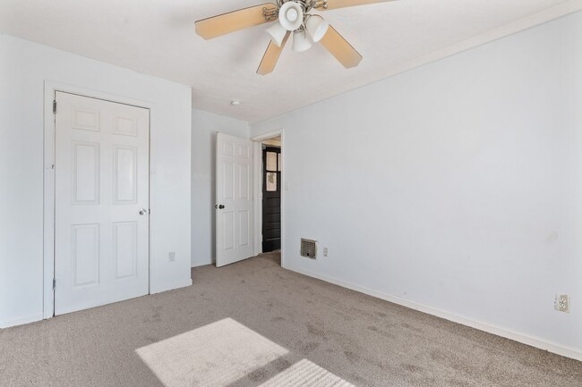 Building Photo - Quaint 1 Bedroom Apartment
