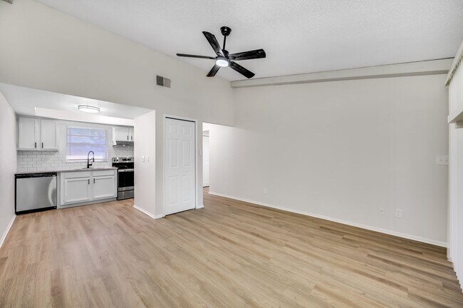 Building Photo - Renovated Apartment in the Heart of Carollwood