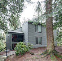 Building Photo - Large 2 Story Condo Available in Perfect Redmond Location!