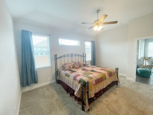 Building Photo - This stunning, 4BED/2BATH, well maintained...